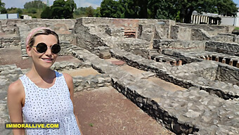 La Séduisante Belle-Mère Blonde Aux Gros Seins Emmène Son Fils Dans Une Ruine Romaine Pour Une Surprise