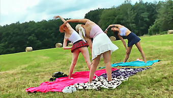 Yoga Och Gymnastik Utomhus Med Heta Brudar I Skoluniformer