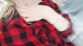 Une Adolescente Blonde Se Masturbe Devant Sa Webcam Avec De Petits Seins