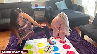 Lesbisches Twister-Spiel Wird Heiß Mit Nacktheit Und Spielzeug