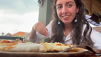 Porno Star Magra Mangia Pizza Con Sperma In Un Caffè Pubblico