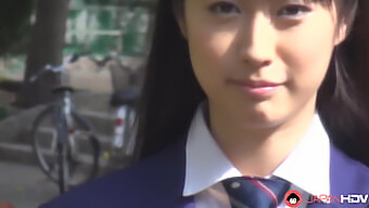 Tomomi Motozawa In Schooluniform Geeft Een Klasgenoot Een Natte Kutzuigsessie