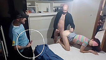 Marido Corno Assiste Enquanto A Esposa Faz Sexo Com Dois Homens