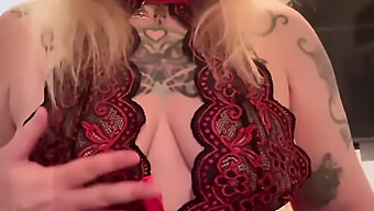 Cena Solo Com Uma Mulher Canadense Madura Em Lingerie Vermelha E Piercings