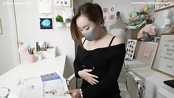 Cô Thư Ký Dâm Đãng Trở Nên Tinh Nghịch Với Một Con Dương Vật Giả