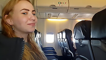 Vidéo Pov D'Une Adolescente Faisant Une Fellation Dans Un Avion