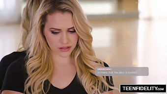 Mia Malkova Truer Bankmanden Med Sin Vellystige Røv I Denne Hotte Video