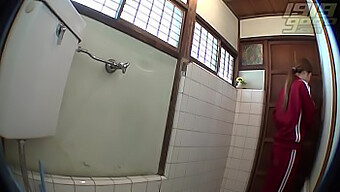 Una Telecamera Nascosta Cattura I Momenti Intimi Di Una Giovane Minuta Nel Bagno Della Palestra