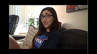 A Irmã Nerd Addy Shepherd Chantageia Seu Caminho Para Uma Viagem Ao Space Camp.