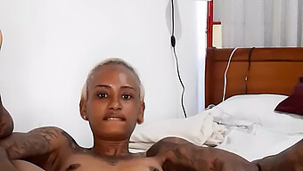 Ebony-Baben Franceska Tar På Seg En Dildo