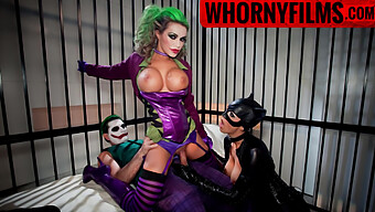 Drietal Met Cosplayers: Joker En Cat Woman - Porno Voor Vrouwen