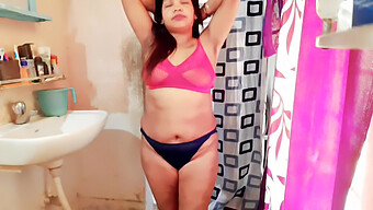 સેક્સી એશિયન Milf સોલો વિડિઓમાં તેના નાના સ્તનો અને પેન્ટી બતાવે છે.