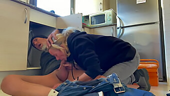 Reife Blonde Frau Gibt Dem Klempner In Der Küche Einen Deepthroat-Blowjob