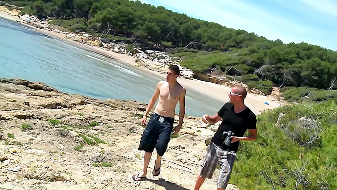 Deux Gros Seins Naturels Rebondissent Alors Qu'Ils Se Font Baiser Sur La Plage