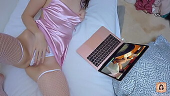 La Sexy Fidanzata Gode A Guardarsi Venire In Lingerie