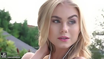 Regardez Cette Superbe Blonde Chevaucher Un Énorme Pénis Dans Cette Vidéo Incroyable