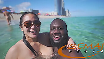 Les Aventures Nues D'Une Fille Asiatique Potelée Sur La Plage De Miami