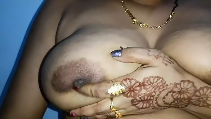 Adolescente India De 18+ Se Masturba Sus Tetas Y Las Estira