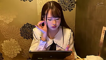 Petite Adolescente Asiatique Profite De L'Attention D'Un Homme Dans Un Porno Japonais Fait Maison