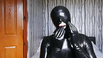 Latexsklavin Wird Die Augen Verbunden Und Für Bdsm Geknebelt