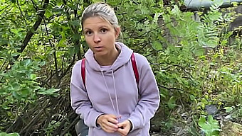 L'Aventure De Pipi En Plein Air De Gina Gerson Mène À Une Rencontre Chaude