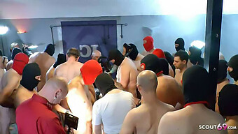 Sperma Studio'Nun En Son Videosu, Spermlerle Dolu Bir Amcığı Olan Vahşi Bir Orgiyi Içeriyor