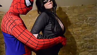 Busty Cosplay Catwoman נותנת לספיידרמן בלואג'וב אוראלי ומקבלת את הזרע שלו