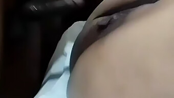 स्वदेशी Milf लंड चुदाई और बड़ी चूत का आनंद लेती है।