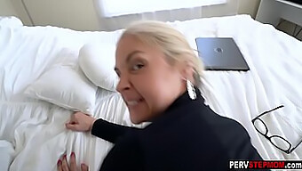 Blond Milf-Styvmamma Ger En Avsugning Och Blir Hårt Knullad