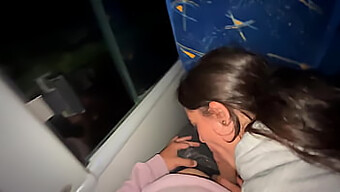 Prvé Verejné Sexuálne Stretnutie Úžasného Dievčaťa V Autobuse