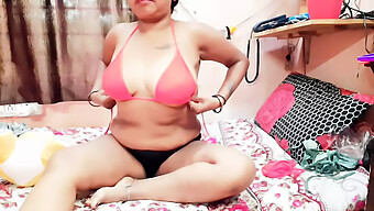 Người Đẹp Tóc Ngắn Khoe Bikini Của Mình Trong Một Video Solo