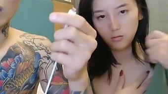 Asiatische Liebhaber Engagieren Sich In Einer Heißen Webcam-Show