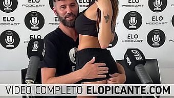 Lilack Aproveita A Delícia Cremosa Do Podcast Elo Enquanto Está Em Uma Sala Picante.