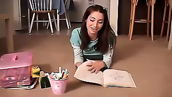 La Jeune Et Excitée Chloe 18 Joue Avec Des Crayons Et Se Masturbe