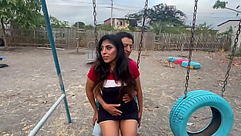 La Diversión En El Parque Público Se Vuelve Caliente Con Una Pareja Madura Y Un Extraño Cachondo.