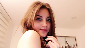 18-Jährige Latina-Babe Liebt Es, Ihre Enge Und Ungequete Muschi Vor Der Webcam Zu Zeigen