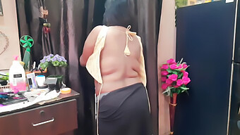 Istri Rumah Tangga India Memamerkan Lingerie Dan Rambut Pendeknya Dalam Video Solo