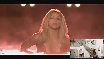 Shakira ที่มีหน้าอกใหญ่และ Rihanna เอามันมาอย่างหนักใน Parody หน้าอกใหญ่นี้