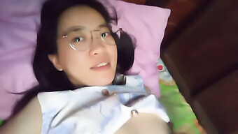 Gadis Asia Amatur Menghisap Hingga Mencapai Orgasme