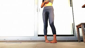 Ướt Át Cùng Cực: Tina Người Á Châu Trong Quần Leggings Đang Tuyệt Vọng Để Đi Tiểu