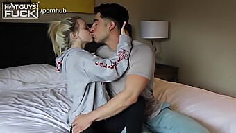 Großer Latino-Jock Mit Großen Schwänzen Fickt Eine Kleine, Tätowierte Blonde Vixen