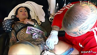 La Jeune Allemande Snowwhite Fait Une Fellation Tout En Se Faisant Tatouer En Direct