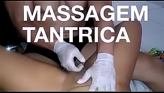 Uma Massagem Íntima Leva A Um Orgasmo Incrível Para Uma Mulher Bonita.