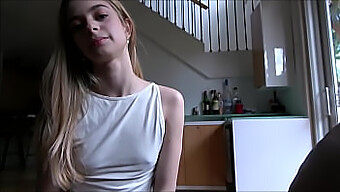 La Blonde Adolescente Molly Little Explore Ses Limites Sexuelles Avec Son Beau-Père Lors D'Une Session De Thérapie Familiale