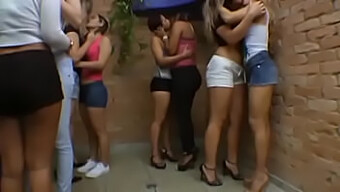 Besos Y Lamidas: Dos Chicas Disfrutan De Una Cola De Besos