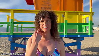 La Rencontre Publique D'Une Milf Juive Avec Un Étranger Mène À Un Sexe Passionné Sur La Plage