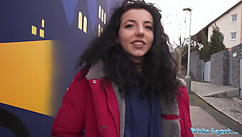 Pov D'Une Adolescente Ramassée Et Baisée En Public Après Avoir Perdu Une Partie