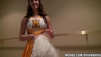 I Movimenti Sensuali E La Masturbazione Della Cheerleader Dalle Grandi Tette Holly