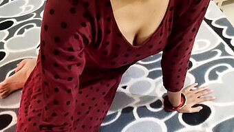 Hintli Milf Anne, Üvey Oğluna Bu Hintli Pis Konuşma Videosunda Kız Arkadaşını Nasıl Tatmin Edeceğini Öğretiyor