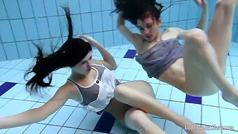 Les Beautés Tchèques Aneta Et Janka Nagent Nues Dans La Piscine